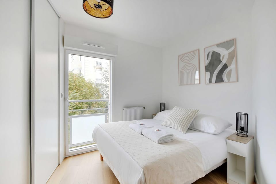 Bed, Photo of the whole room, Bedroom, heating, towels