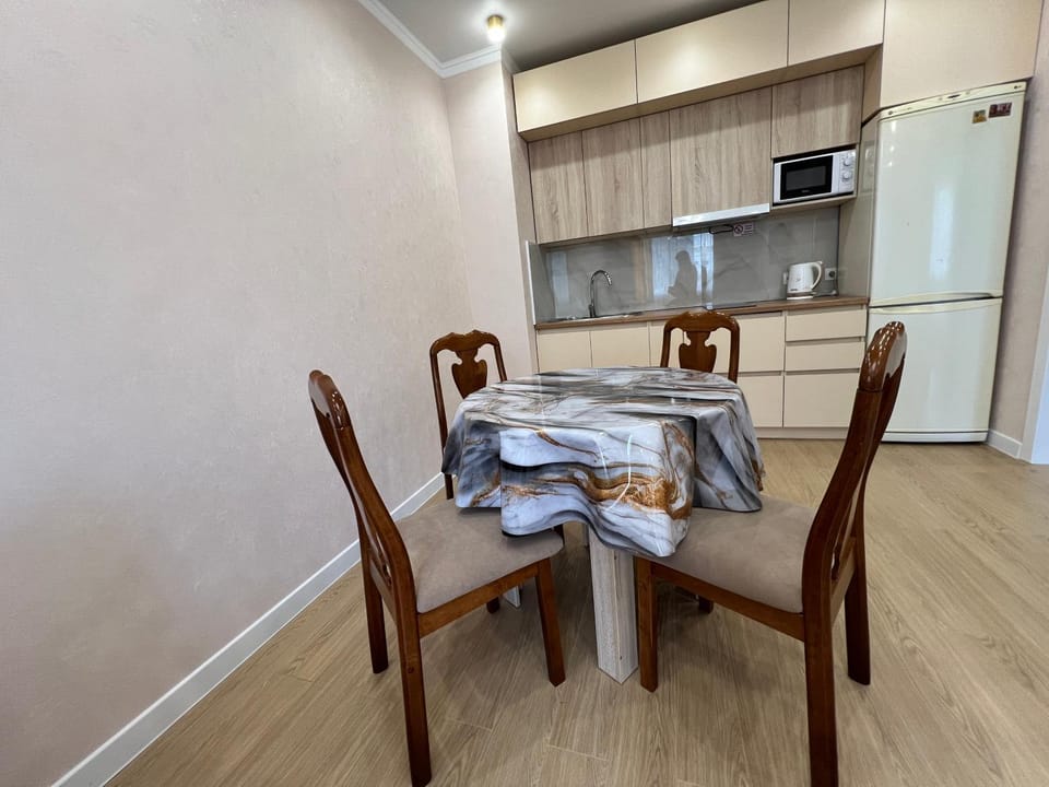 Kitchen or kitchenette, Dining area, stove
