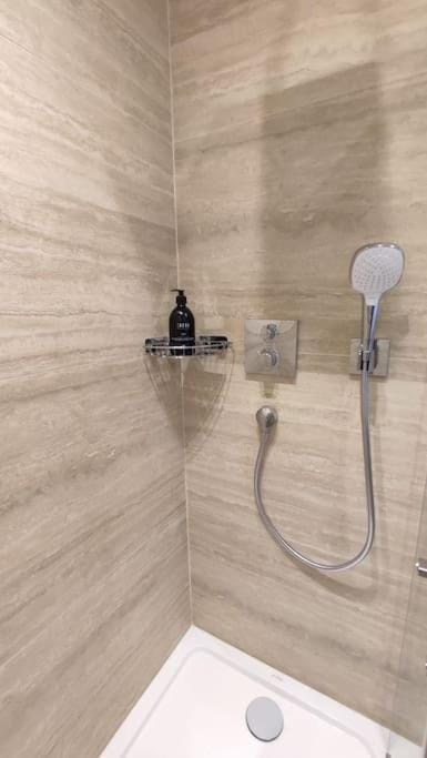 Studio rénové, vue dégagée et arborée, 700m plage Apartment in Cannes