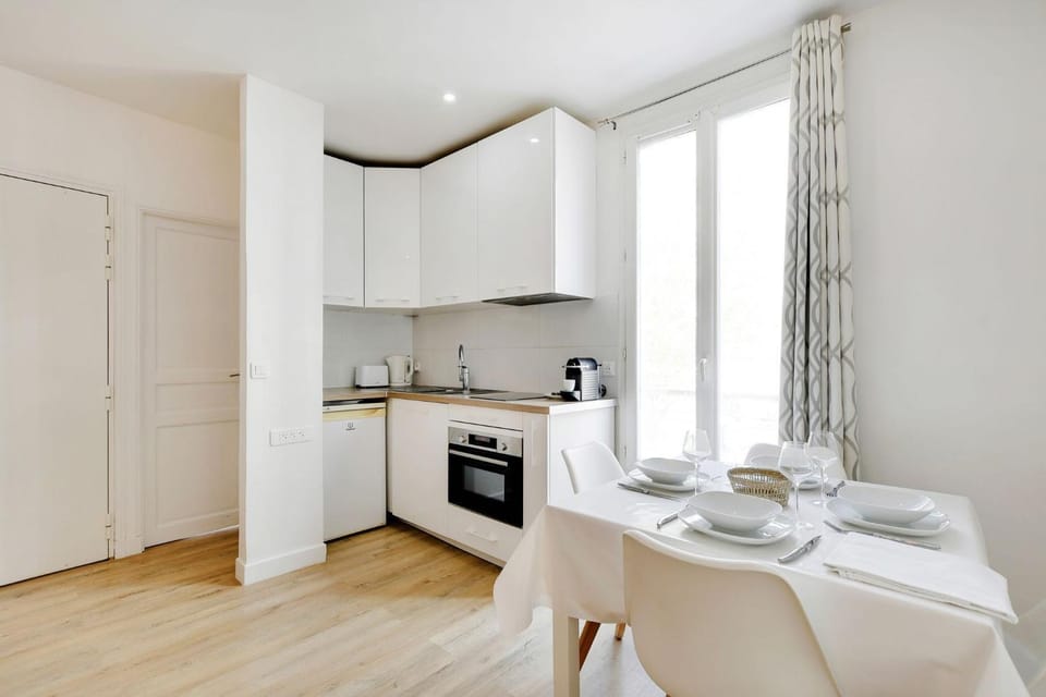 Coffee/tea facilities, Kitchen or kitchenette, Dining area, oven, stove, toaster