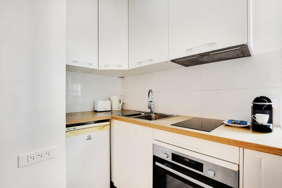 Coffee/tea facilities, Kitchen or kitchenette, dishwasher, oven, stove, toaster