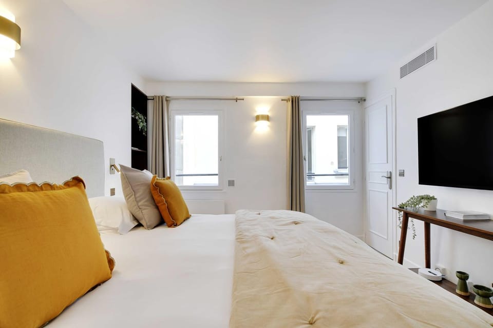 Bed, TV and multimedia, Photo of the whole room, Bedroom