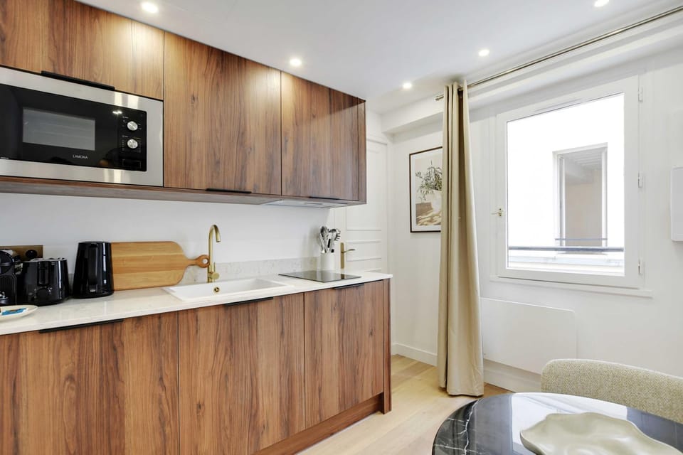 Coffee/tea facilities, Kitchen or kitchenette, microwave, stove