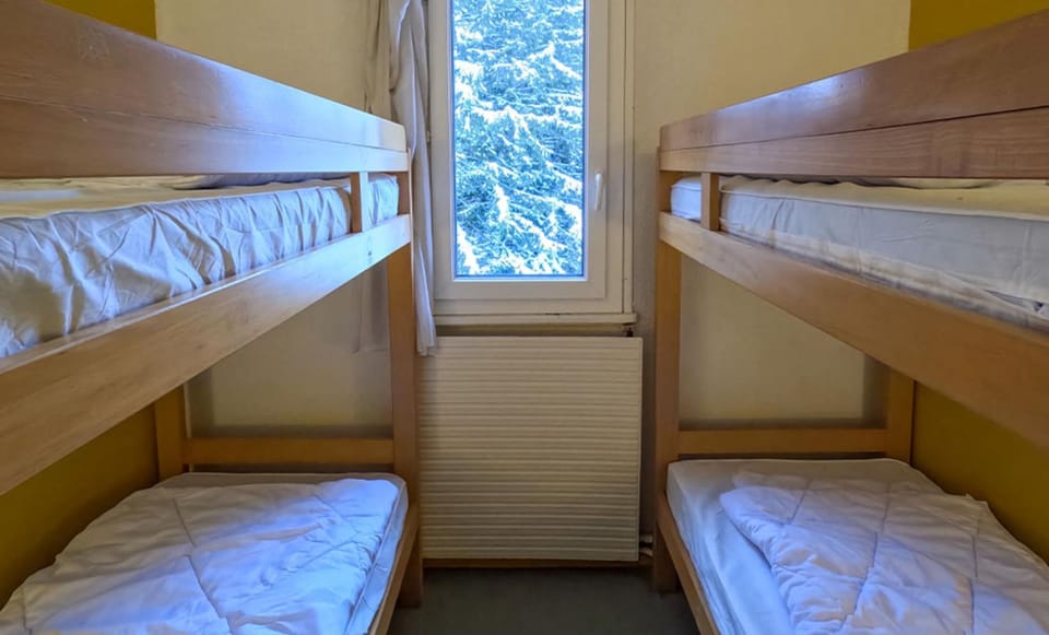 Bedroom, bunk bed