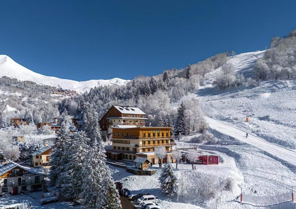 Property building, Day, Natural landscape, Bird's eye view, Winter, Mountain view