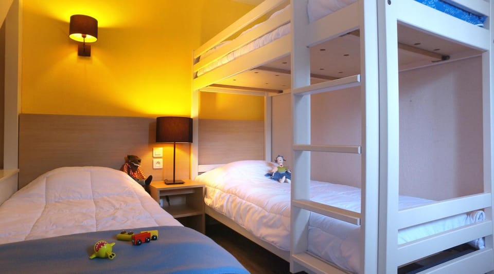 Bedroom, bunk bed