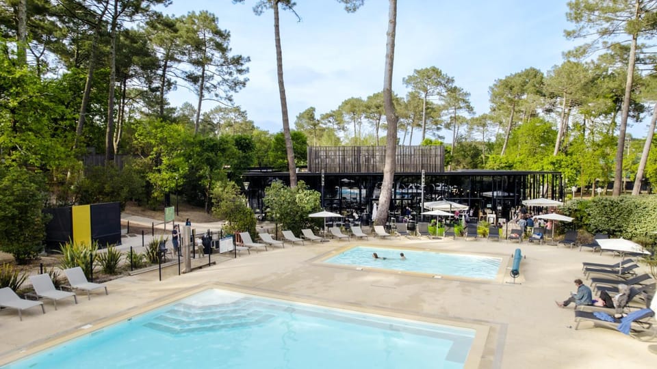 Swimming pool, sunbed