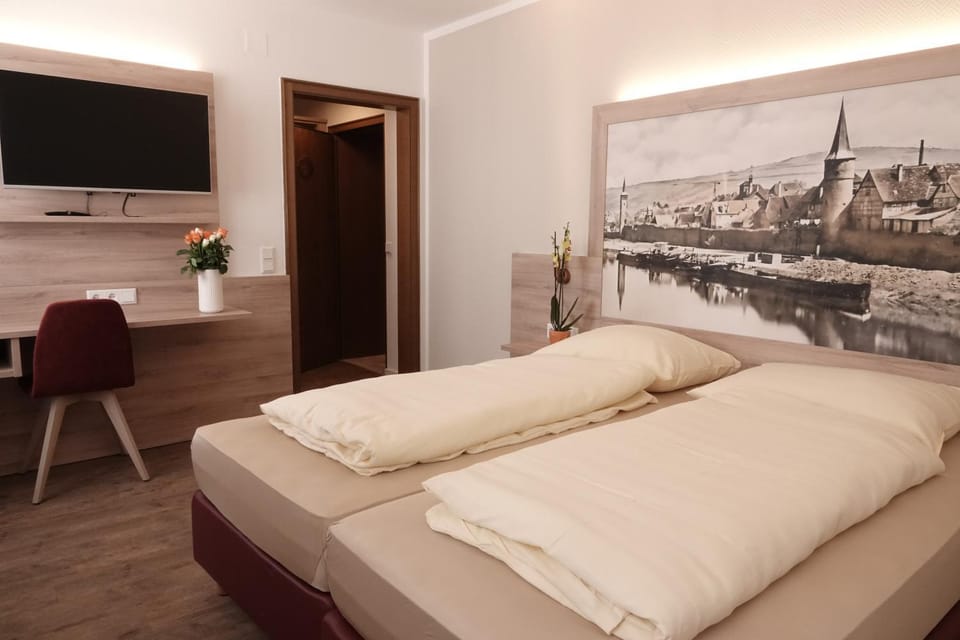 Bed, TV and multimedia, Bedroom