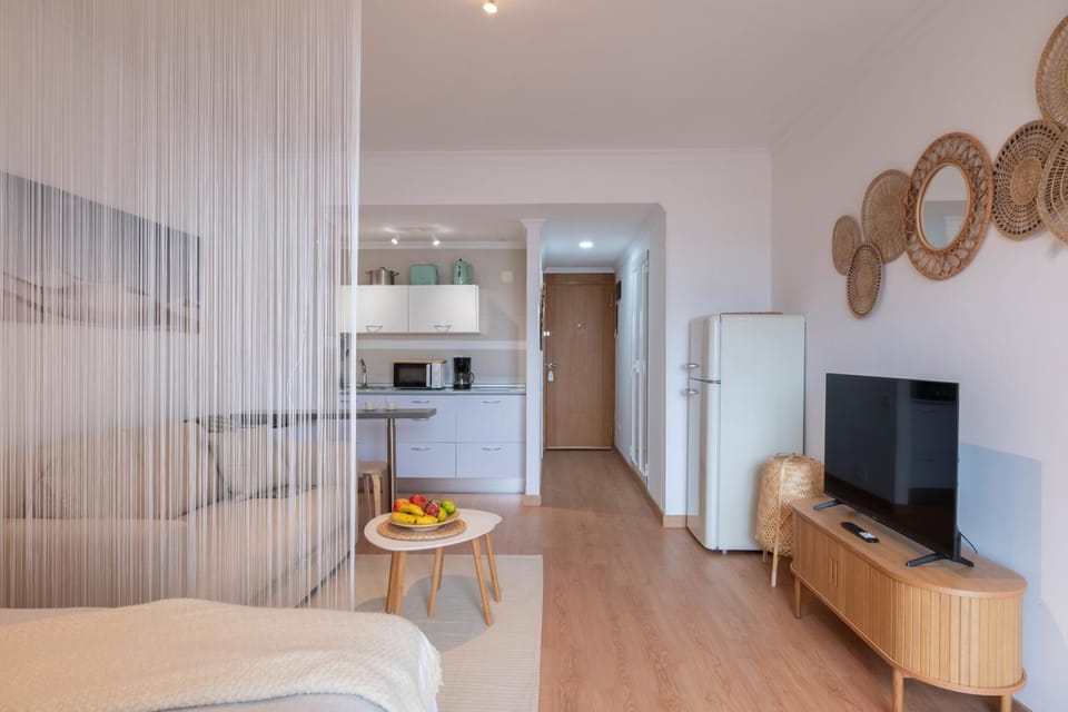 TV and multimedia, Kitchen or kitchenette, Living room, Photo of the whole room, Seating area, Dining area