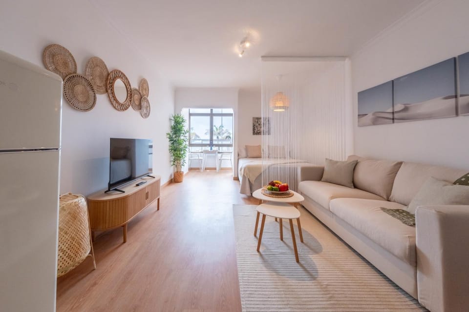 Bed, TV and multimedia, Balcony/Terrace, Balcony/Terrace, Living room, Photo of the whole room, Seating area, Evening entertainment, Bedroom, Entertainment