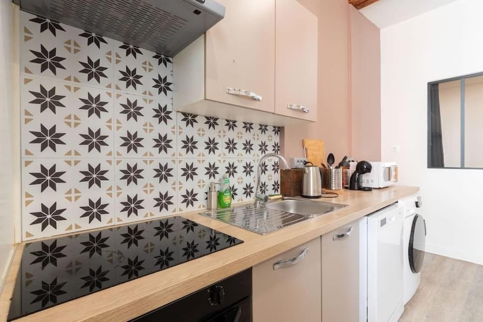 Coffee/tea facilities, Kitchen or kitchenette, stove