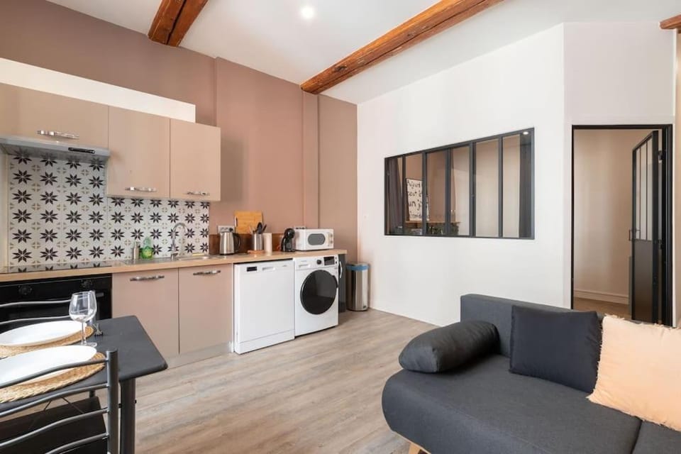 Kitchen or kitchenette, Living room, oven, toaster