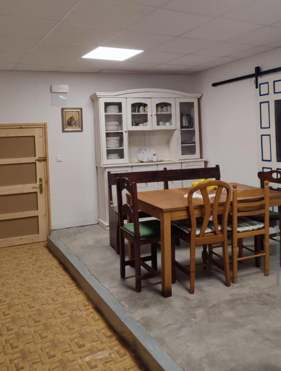 Kitchen or kitchenette, Dining area