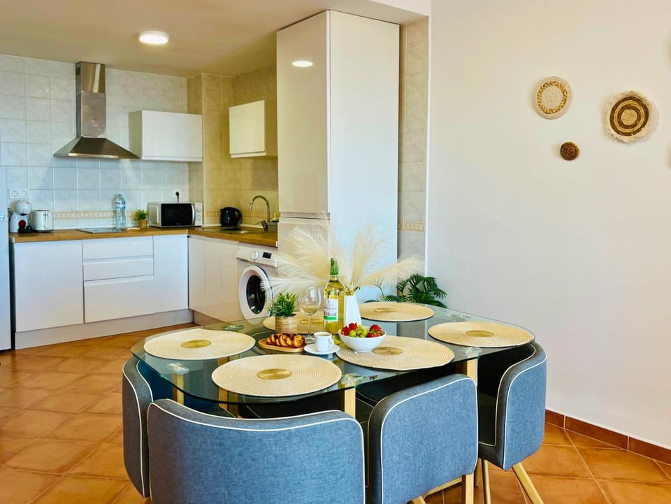 Kitchen or kitchenette, Dining area, stove