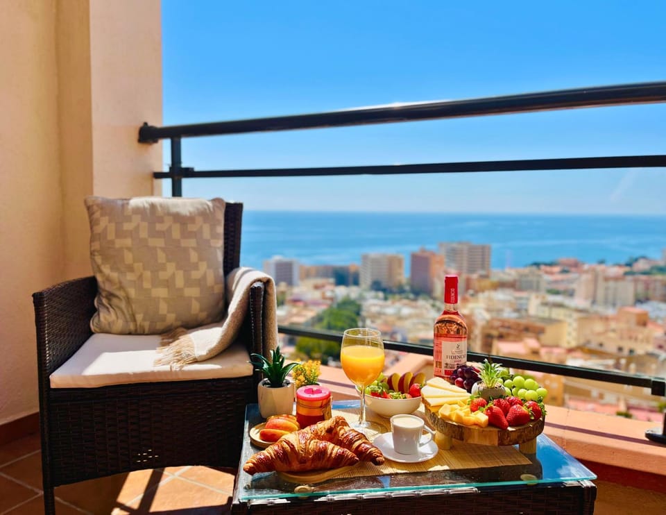 Day, Natural landscape, View (from property/room), Balcony/Terrace, Seating area, Dining area, City view, Sea view