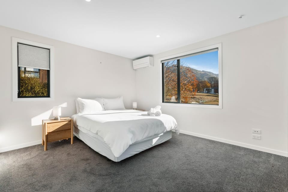 Bed, Bedroom, Mountain view, heating, air conditioner