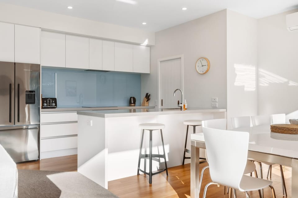 Coffee/tea facilities, Dining area, dishwasher, oven, stove, toaster