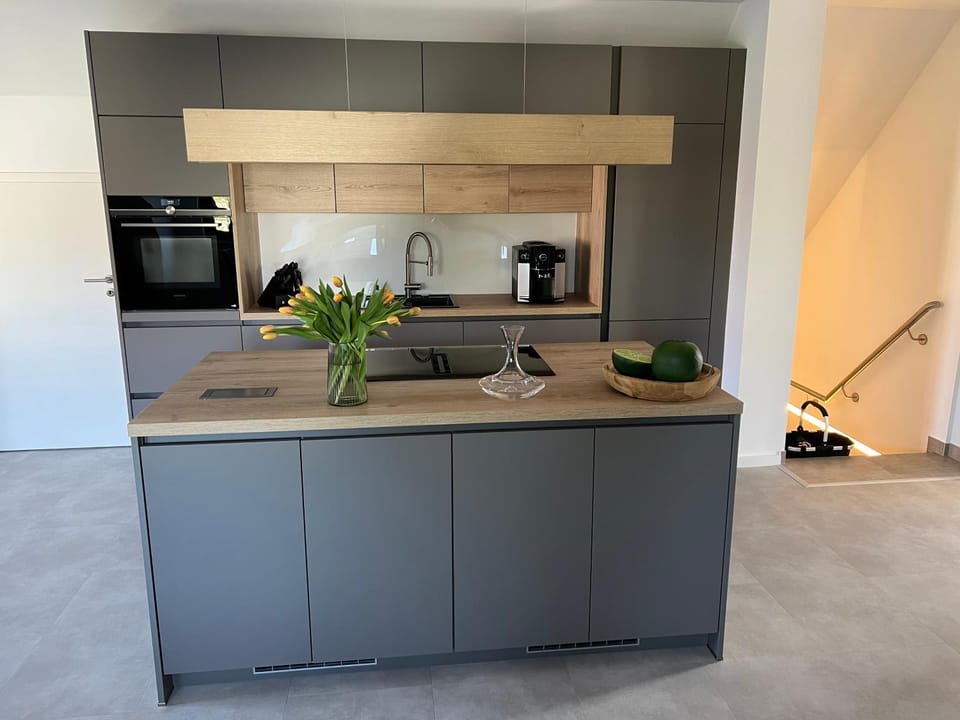 Coffee/tea facilities, Kitchen or kitchenette, dishwasher, oven, stove, toaster