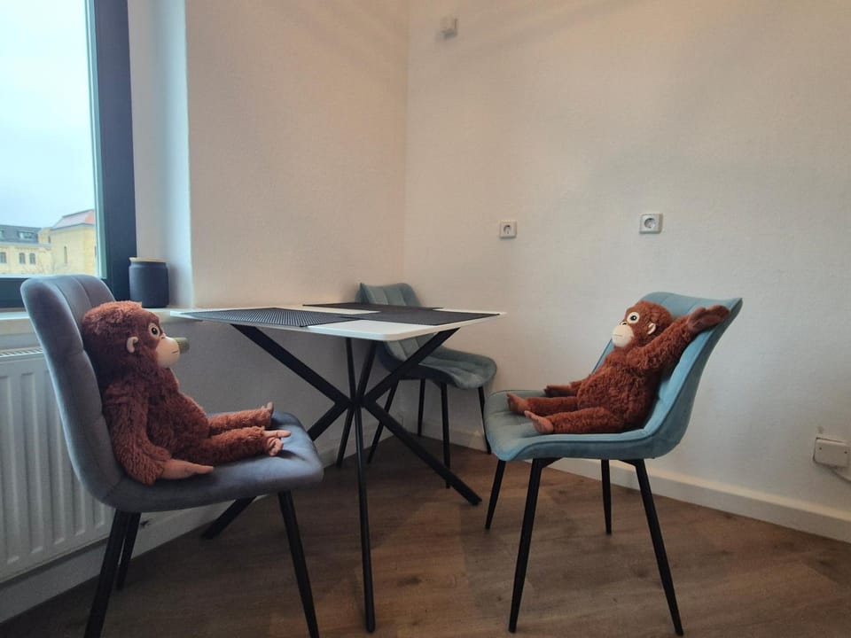 Seating area, Dining area