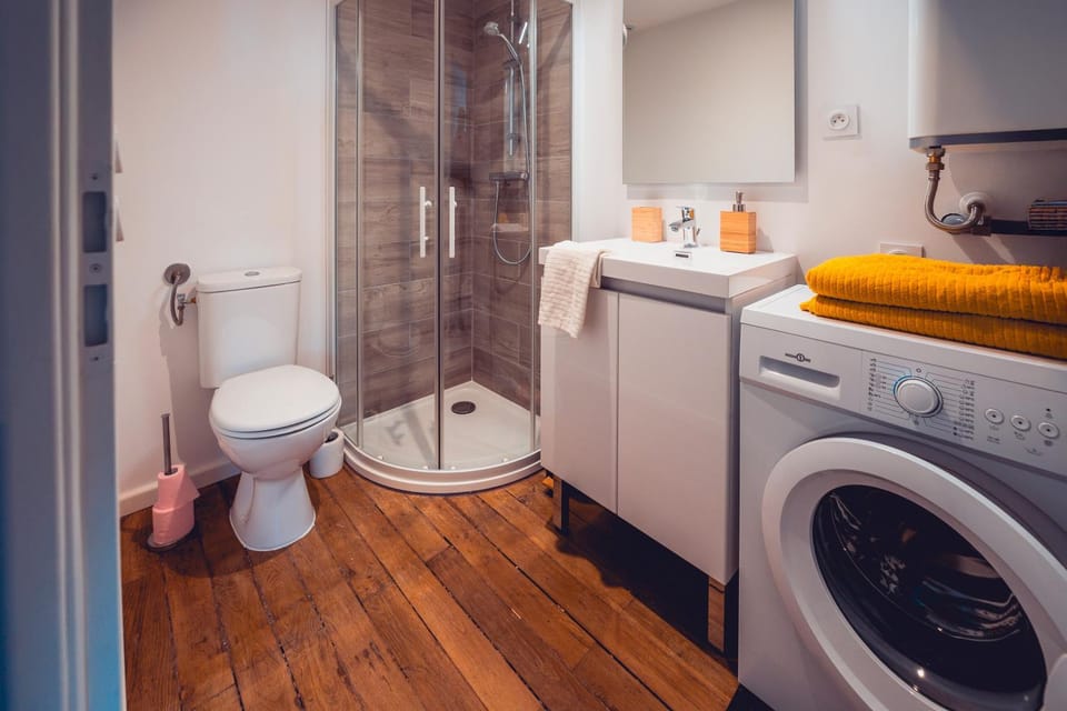 Shower, Toilet, Bathroom, towels, washing machine