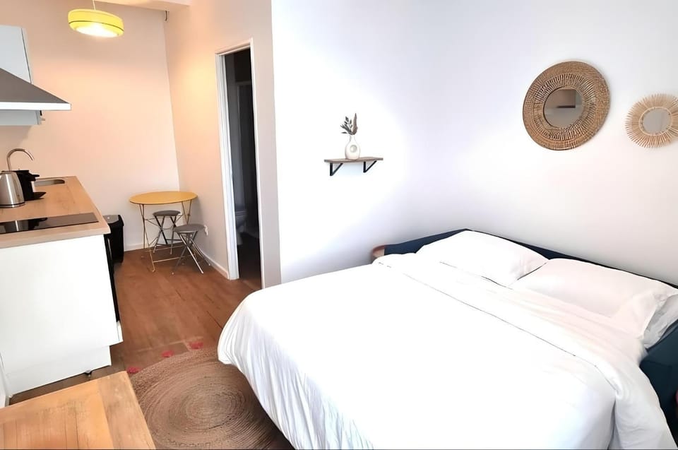 Bed, Photo of the whole room