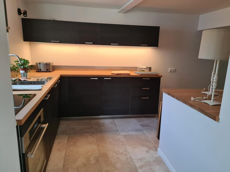 Kitchen or kitchenette, pet friendly, stove