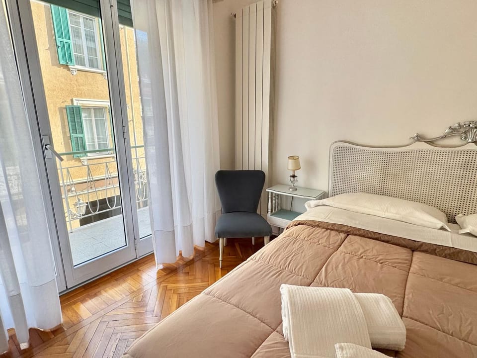 Bed, Living room, Photo of the whole room, Seating area, Bedroom, towels