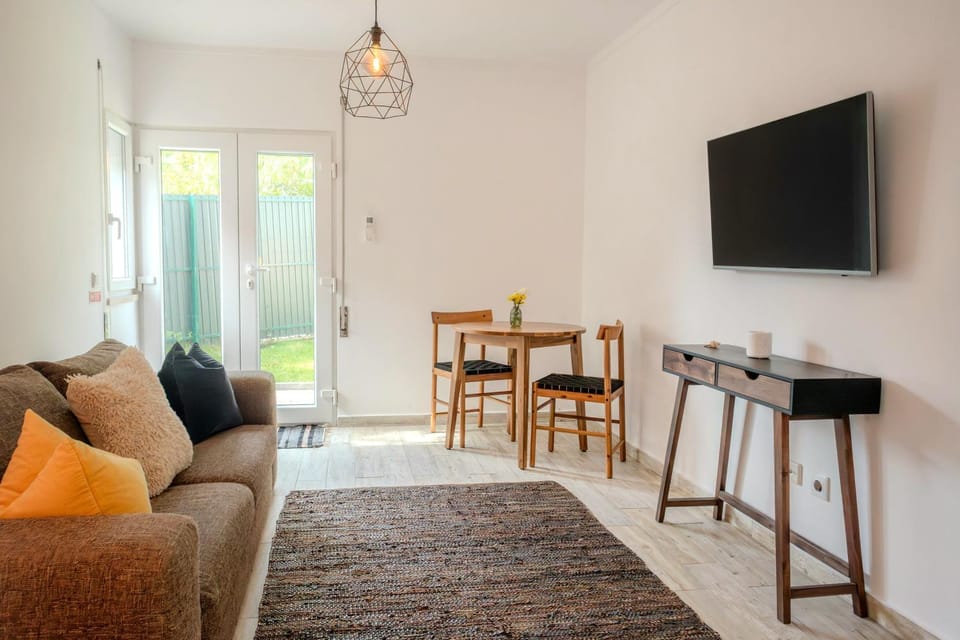 TV and multimedia, Living room, Seating area, Dining area