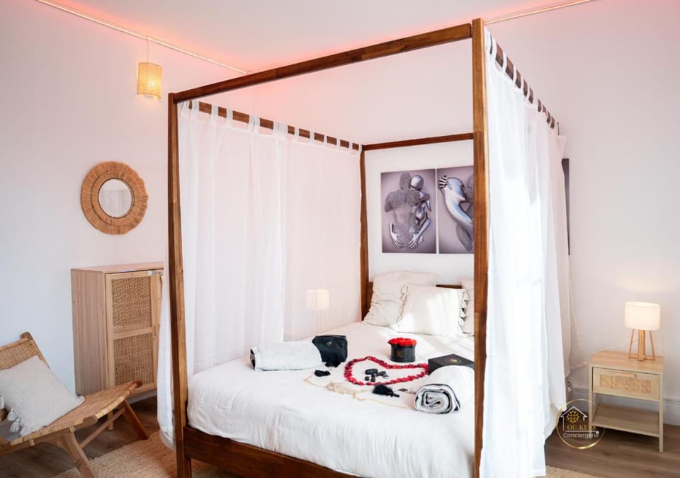 Bed, Bedroom, towels