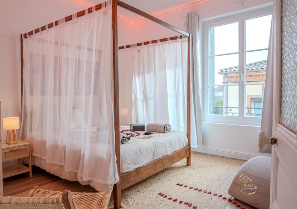 Photo of the whole room, Bedroom