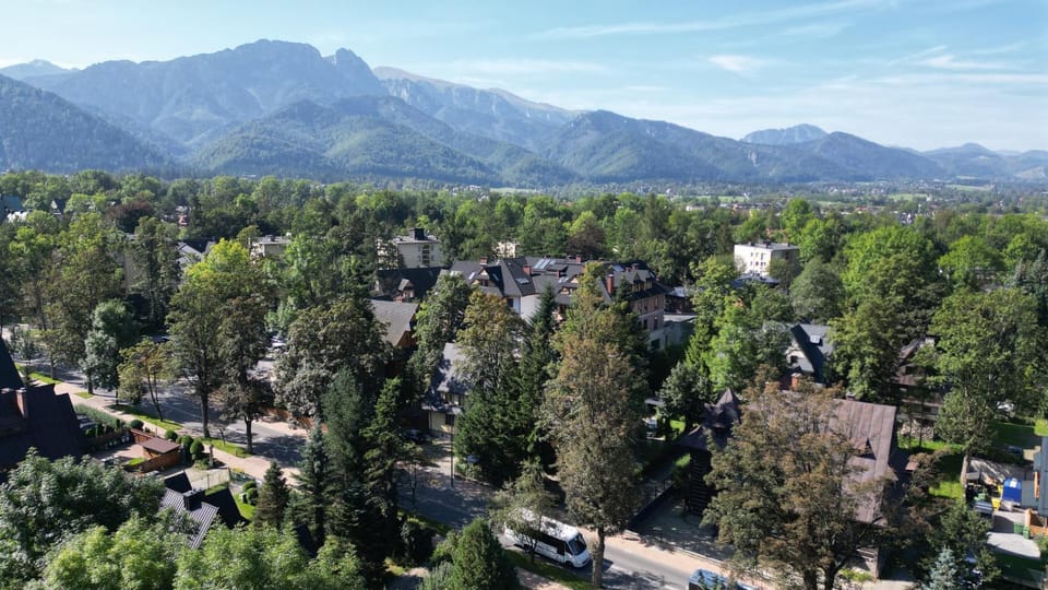 Neighbourhood, Bird's eye view, Mountain view