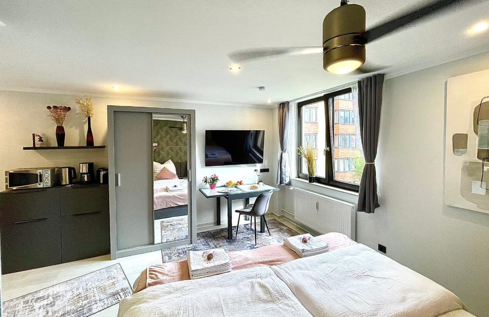 Bed, TV and multimedia, Dining area, Bedroom