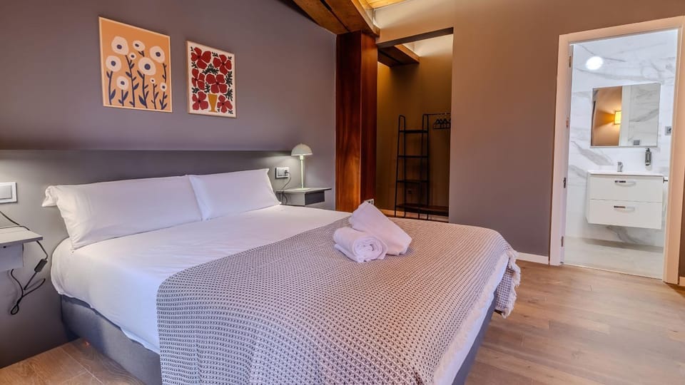 Bed, Bedroom, towels