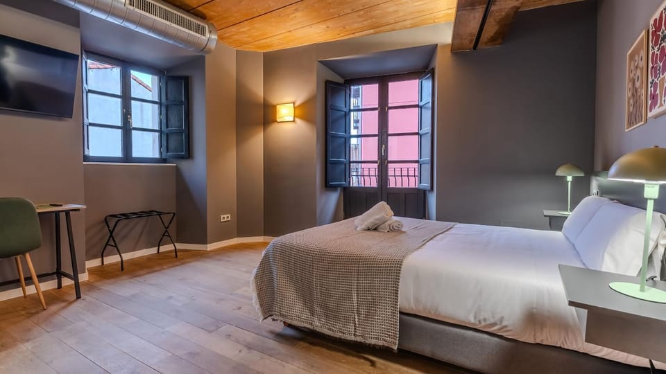 Bed, TV and multimedia, Photo of the whole room, Bedroom