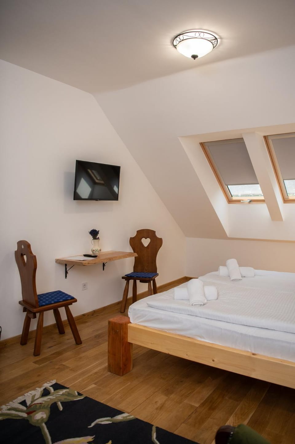 Photo of the whole room, Bedroom