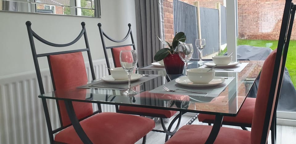 3 bedroom guest House in Brierley hill Contractors & Families Welcome DY5 Apartment in Stourbridge