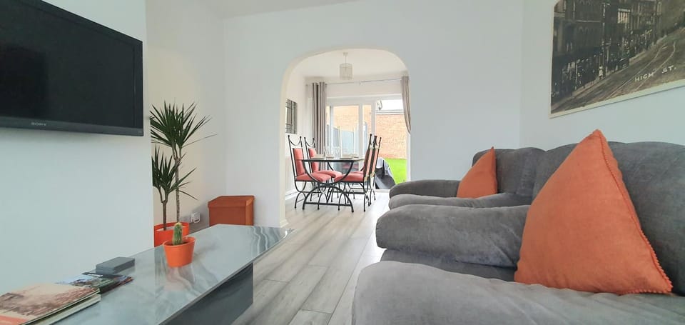 3 bedroom guest House in Brierley hill Contractors & Families Welcome DY5 Apartment in Stourbridge