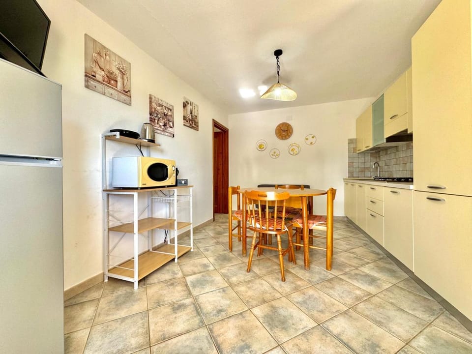 Kitchen or kitchenette, Dining area, stove
