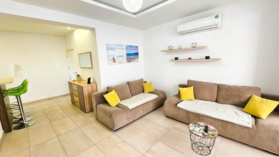 TV and multimedia, Living room, Seating area, air conditioner