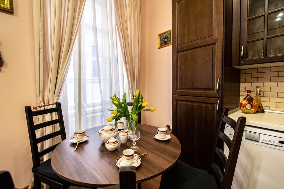 Kitchen or kitchenette, Dining area