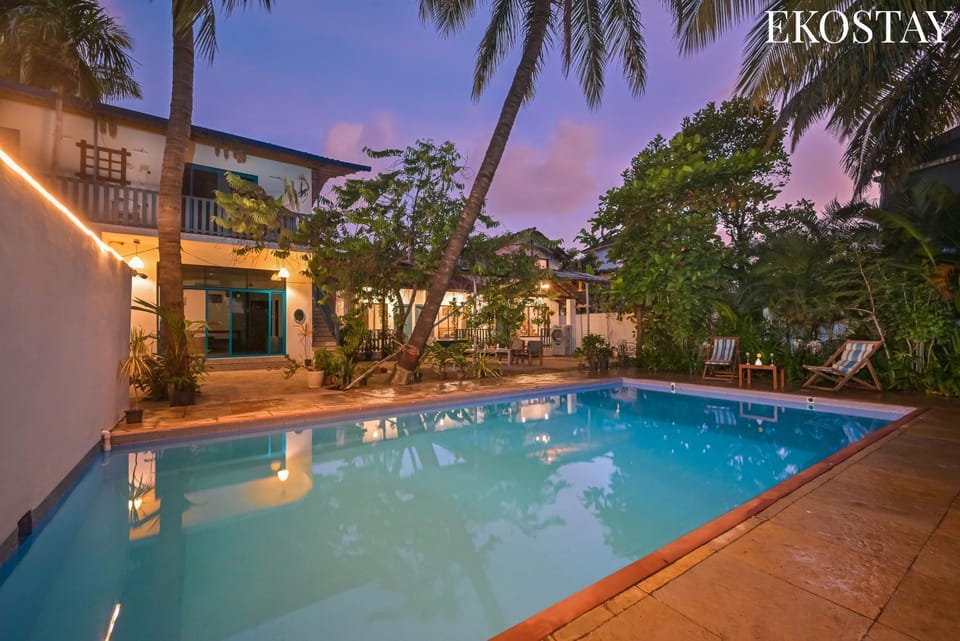 Property building, Day, Pool view, Swimming pool, sunbed