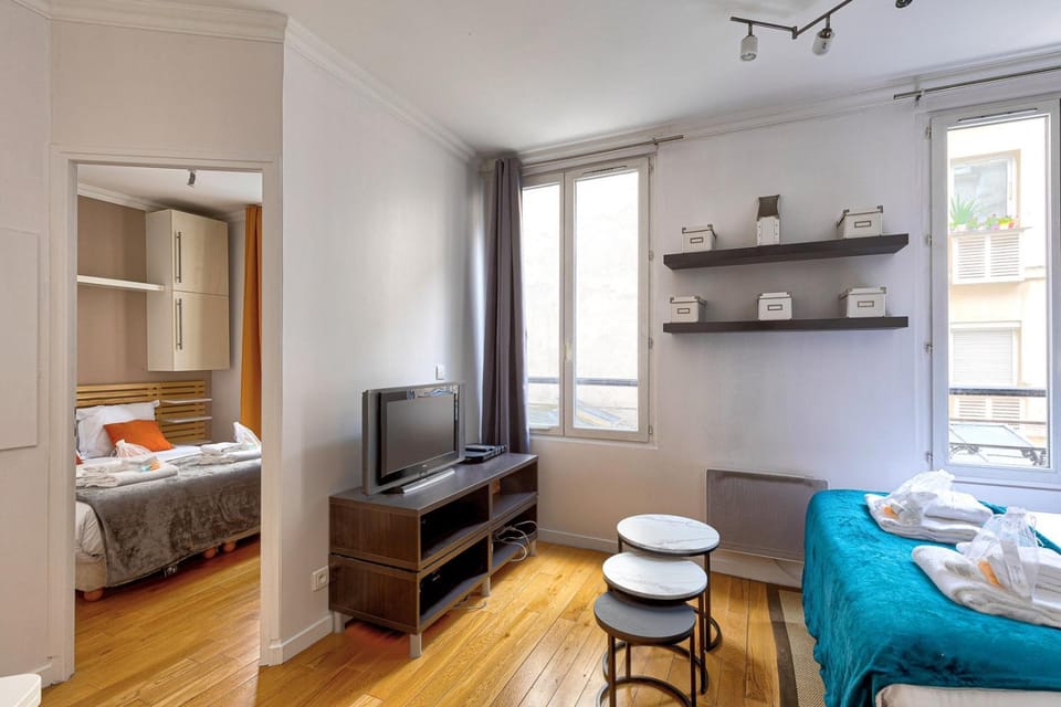 Bed, TV and multimedia, Living room, Photo of the whole room, Bedroom, towels
