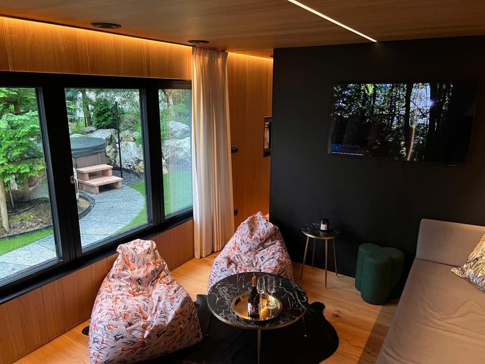 TV and multimedia, Living room, Garden view