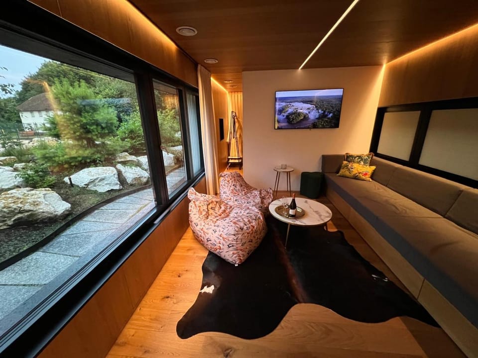 Communal lounge/ TV room, TV and multimedia, Living room, Seating area