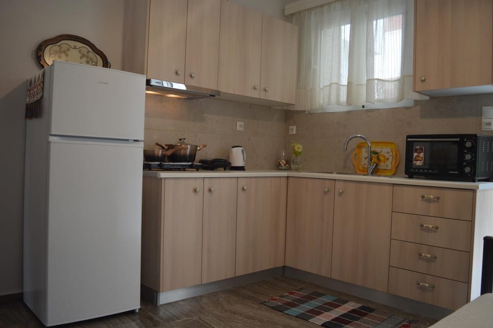 Coffee/tea facilities, Kitchen or kitchenette, stove