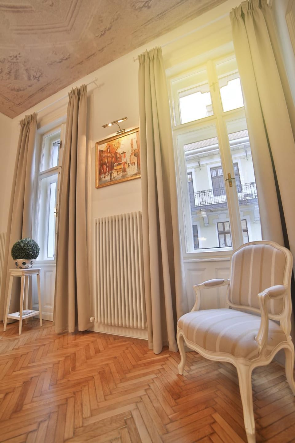 Day, Seating area