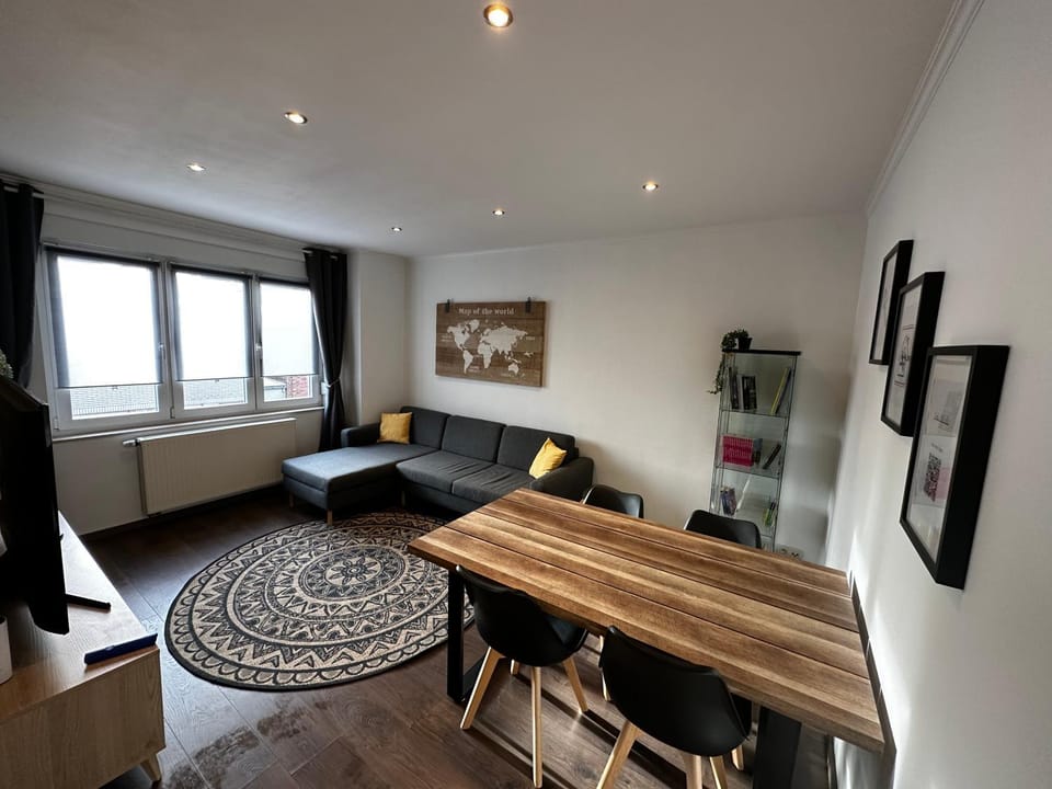 TV and multimedia, Living room, Seating area, Dining area