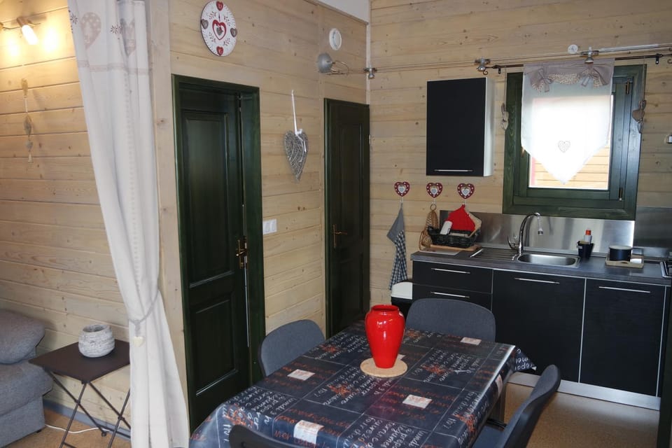 Kitchen or kitchenette, Dining area