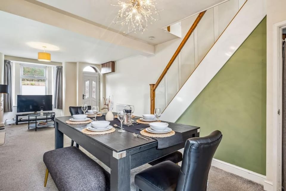 Large 3BDR House By Vista Stays Short Lets & Serviced Accommodation Glasgow With Pool Table & Free WiFi House in Salford