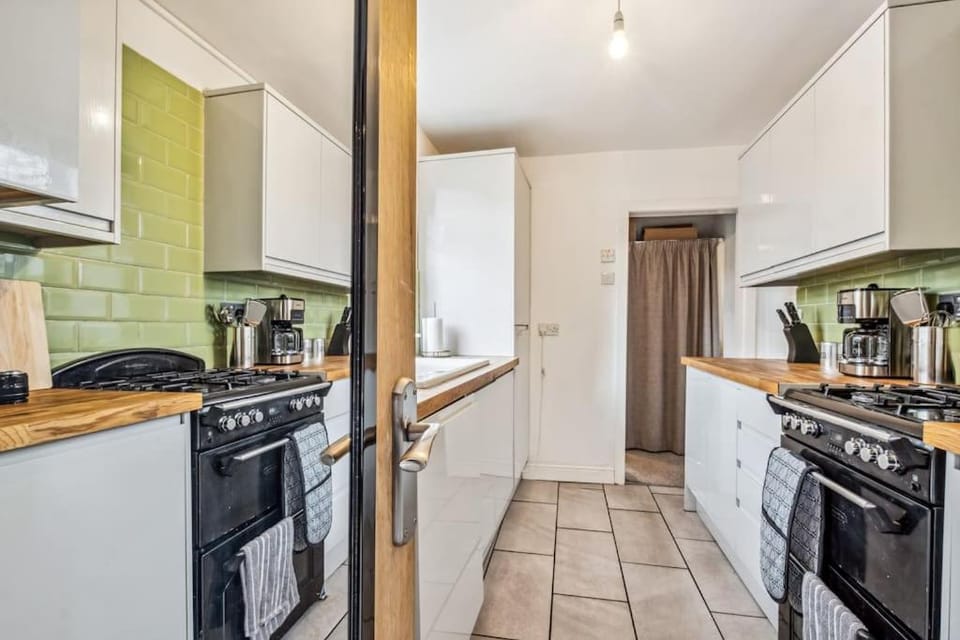 Large 3BDR House By Vista Stays Short Lets & Serviced Accommodation Glasgow With Pool Table & Free WiFi House in Salford